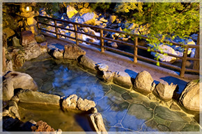 An open-air hot spring bath that you can enjoywhile taking in the view of the stream